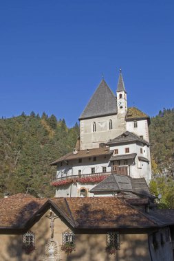 San Romedio küçük Manastırı Val di sigara içinde dar bir uçurumun üstünde ıssız bir vadide yer alır
