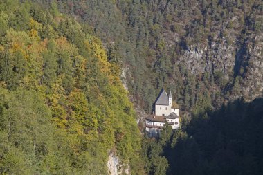 San Romedio küçük Manastırı Val di sigara içinde dar bir uçurumun üstünde ıssız bir vadide yer alır
