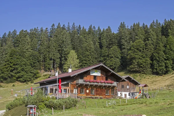 Cabanas Alpinas Idílicas Planalto Tennengau Convidar Caminhantes Ciclistas Montanha Para — Fotografia de Stock