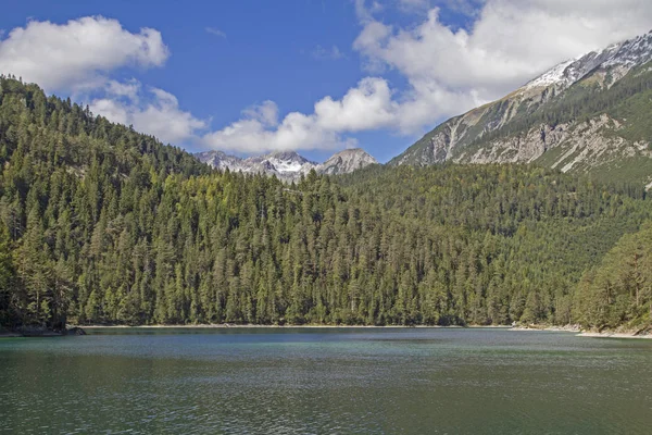 ブラインゼー湖 Blindsee チロルのフェーン峠 Fern Pass より北にあるレッカル アルプス Lechtal Alps とマイミンガー山脈 — ストック写真