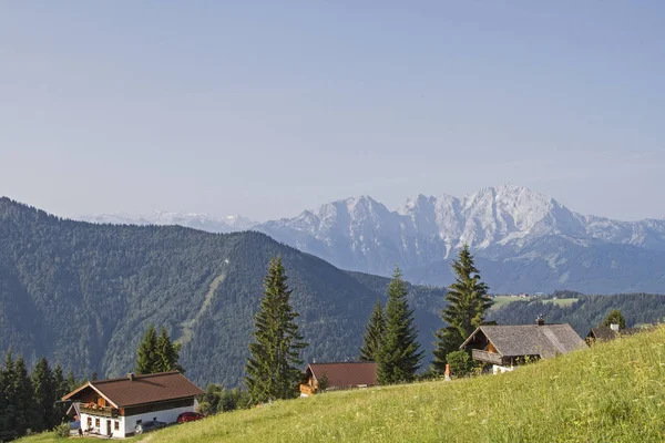 Idyllische Alpenhutten Een Plateau Tennengau Uitnodigen Wandelaars Mountainbikers Stoppen — Stockfoto