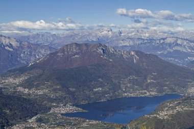 Pizzo di Levico 'nun tepesinden Caldonazzo Gölü ile Valsugana' nın muhteşem manzarasının tadını çıkarabilirsiniz. 