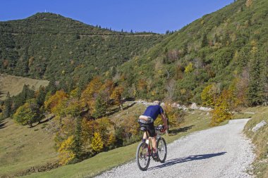 Gösterimler bir sonbahar bisiklet üzerinde Herzogstand binmek