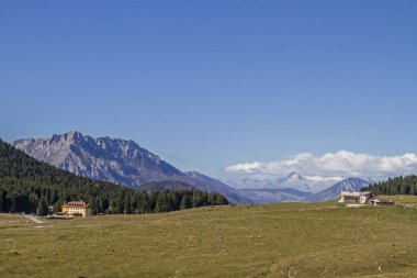 Vezzena geçmek onların muazzam buzullar Adamello dağlarla güçlü zemin önünde görünümünü