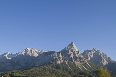 Sonnenspitze - Zugspitze Ehrwald Havzası baskın dağ formunda yanındaki