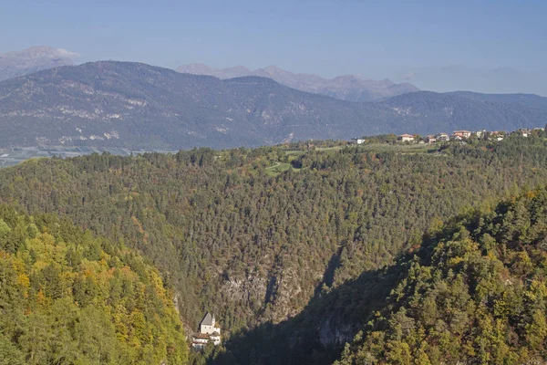 Μικρό Μοναστήρι Του San Romedio Βρίσκεται Μια Απομονωμένη Κοιλάδα Μια — Φωτογραφία Αρχείου