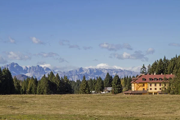 Vista Passagem Vezzena Frente Poderosa Rocha Das Montanhas Brenta — Fotografia de Stock