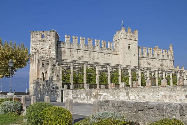 Scaliger 城堡是 Torri Del Benaco 的地标性建筑 建于中世纪 利莫尼亚 也是柠檬温室建于18世纪 — 图库照片