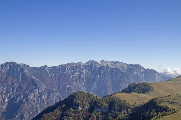 Вид Монте Кастельберто Горах Лессин Восток Относительно Неизвестному Caregagruppe Который — стоковое фото