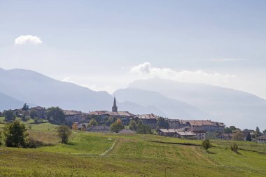 Sfruz köyü Predaiahochebene 'de Val di Non' un yukarısında yer almaktadır.
