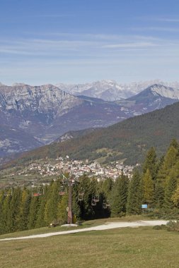 Folgaria Yaylası Monte Cornetto Vicentine alp dağının güney yamaçlarında yer alan