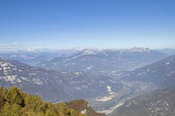 Lessinian 山脈のモンテ Castelberto からロヴェレート近くアディジェ渓谷を見る — ストック写真