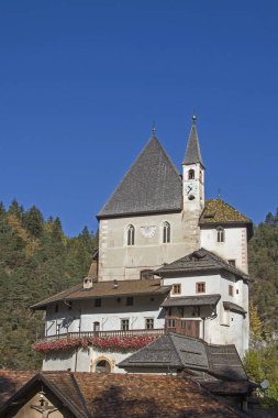 San Romedio küçük Manastırı Val di sigara içinde dar bir uçurumun üstünde ıssız bir vadide yer alır