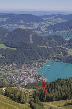 1522 m yürüyüş veya teleferik yolculuğu yüksek Zwoelferhorn bize Sankt Gilgen ve göl teraslı ve Mondsee harika bir manzarasını Salzkammergut verir.
