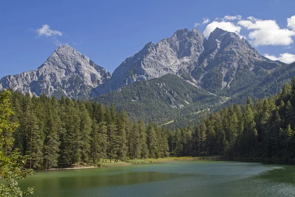 密特西湖 Lake Mittersee 是蒂罗尔费尔山山口以北Lechtal阿尔卑斯山脉和Mieminger山脉边境地区的一个山地湖泊 — 图库照片
