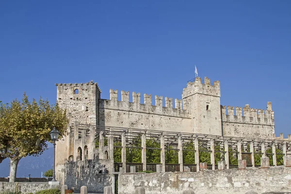 Scaliger 城堡是 Torri Del Benaco 的地标性建筑 建于中世纪 利莫尼亚 也是柠檬温室建于18世纪 — 图库照片