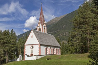 Kropfbuehel Laengenfeld Oetztal içinde çok uzak olmayan haşere Şapel şiirsel ormandaki bir tepe üzerinde yer alır