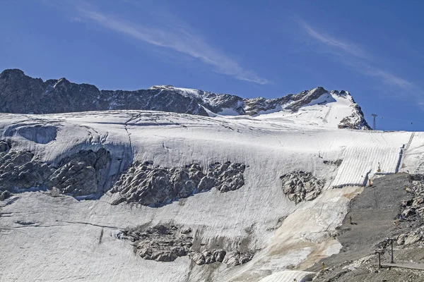 在奥茨塔尔冰川路上 可以很容易地到达 Rettenbachferner 的冰川滑雪区 — 图库照片