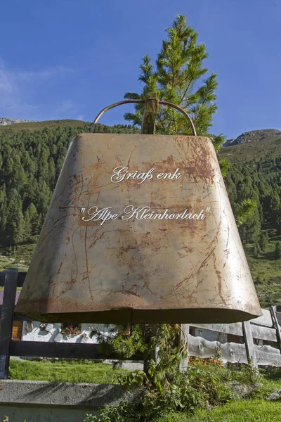 Oversized Cowbell Welcomes Mountain Hikers Horlach Valley Invites Them Stop — Stock Photo, Image