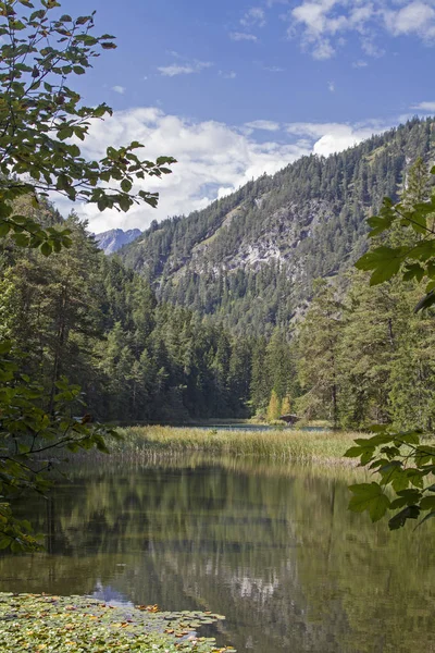 Lechtaler アルプスと Mieminger 山脈北チロルのシダ パス下の国境地帯で山間の湖は Mittersee — ストック写真