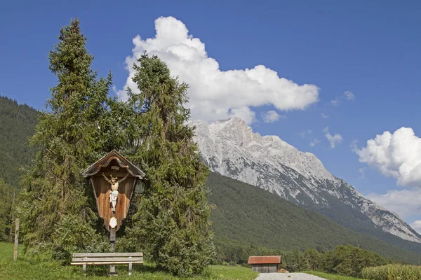Cruzada Idílica Com Banco Repouso Frente Cume Hohe Munde Tirol — Fotografia de Stock