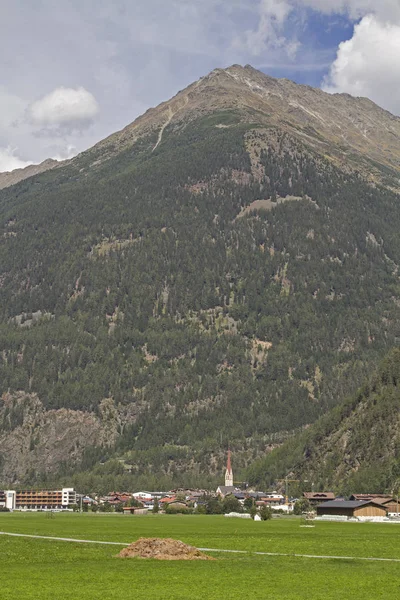 Der Beliebte Ferienort Längenfeld Mit Seinem Hausberg Gamskogel — Stockfoto