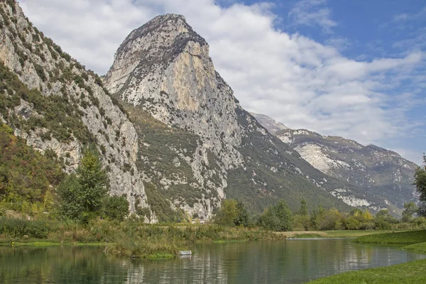 Idyllisk Plats Vid Floden Sarca Framför Mäktiga Klippiga Bakgrunden Berget — Stockfoto