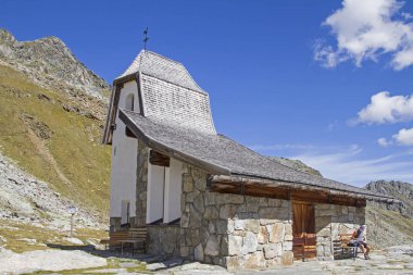 Dağ kilise Rettenbachferner çok uzak olmayan bir görkemli yüksek alp peyzaj inşa edildi