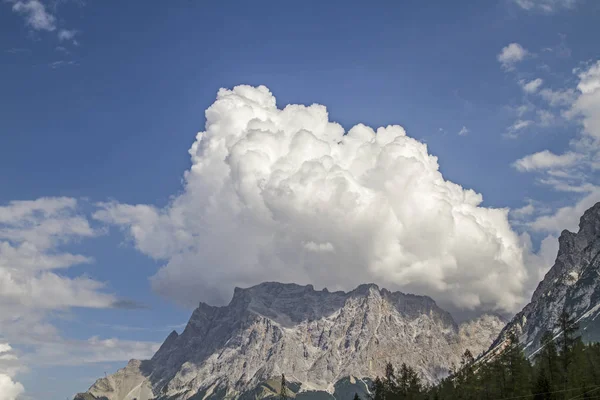 Zugspitze Visto Biberwier Com Aparência Frequente Chapéu Nuvem — Fotografia de Stock