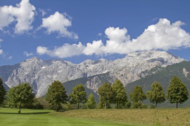 Güney Mieminger zincirinin yüce doruklarına panoramik görünüm