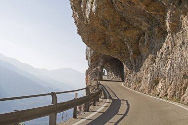 Vezzano ve Ranzo Sarche kuzeyinde arasında dağ yolu cesaretle bir maruz kalan kaya yüzüne tarafından oluşturulmuş