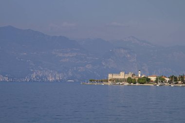 Bir Torri del Benaco çok ziyaret edilen Garda Gölü Doğu kıyısında popüler bir tatil
