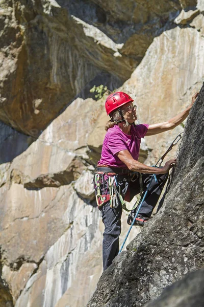 Mujer Sube Zona Escalada Moos Cerca Soelden Popular Entre Los — Foto de Stock