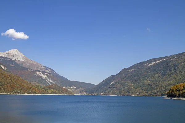 Lago Molveno Pintoresco Lago Montaña Entre Grupo Brenta Las Montañas —  Fotos de Stock