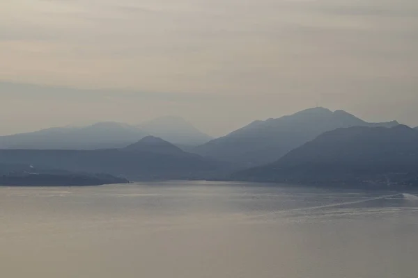 Οπίσθιο Φωτισμό Πλάνο Της Νότιας Λίμνη Garda Τους Γύρω Λόφους — Φωτογραφία Αρχείου