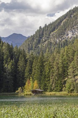 Göl Mittersee sınır bölgesi Lechtaler Alpler ve Mieminger Dağları Kuzey Tyrol Fern geçişte aşağıda bir dağ gölüdür.