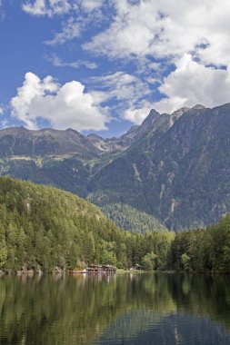 Göl Piburg Oetztal bir pastoral dağ gölü doğal bir anıt yükseltilmiş oldu ve onun nadir bitkiler ve hayvanlar nedeniyle koruma bölgesine ait.