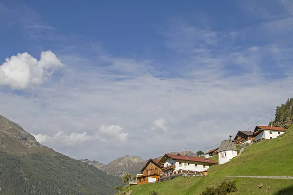 Farst Ein Kleiner Weiler Der Hoch Über Dem Dorf Umhausen — Stockfoto