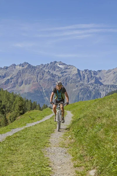 Μια Περιοδεία Ποδήλατο Βουνό Μέσα Από Την Κοιλάδα Του Horlach — Φωτογραφία Αρχείου
