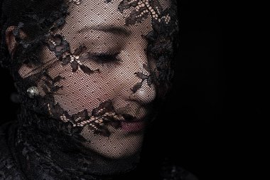 Yüzünün önünde peçesi olan güzel bir yabancı gizemlidir.