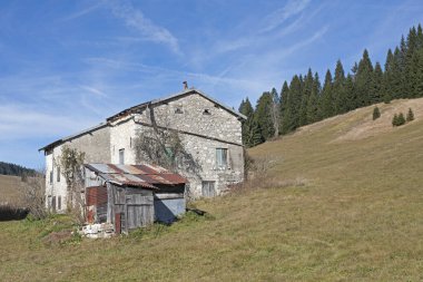 Vezzena Yaylası peyzaj meadows tarafından karakterize ormanlar, birçok dağ kulübeleri ve pastoral küçük göller