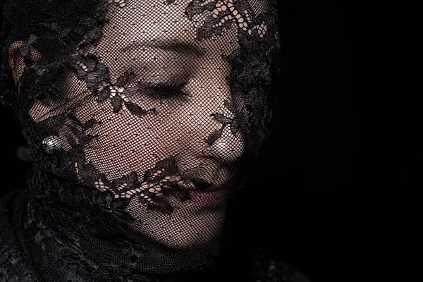 Yüzünün önünde peçesi olan güzel bir yabancı gizemlidir.