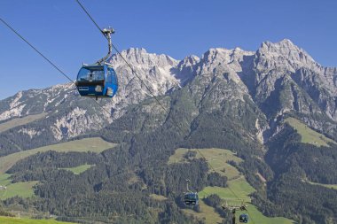 Turistler, yürüyüş ve dağ bisikletçileri büyük Asitz zirvesine Asitz kabin demiryolu taşınan