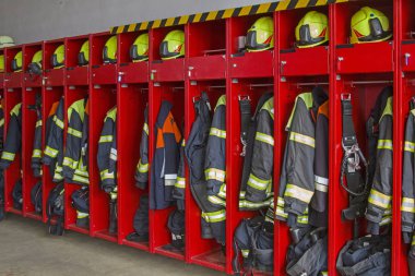 Düzgün bir şekilde organize edilmiş ve iyi organize edilmiş giyim ve ekipman soyunma bir yangın istasyonu içine bir göz