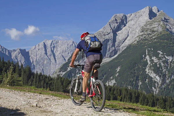 Mountain bikers on the way to the Plumsjoch hut in the Karwendel mountains