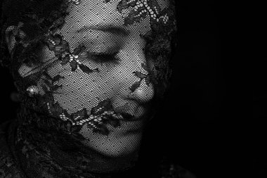 Yüzünün önünde peçesi olan güzel bir yabancı gizemlidir.