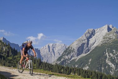Dağ bisikletçileri Karwendel'de dağlar Plumsjoch kulübede giderken