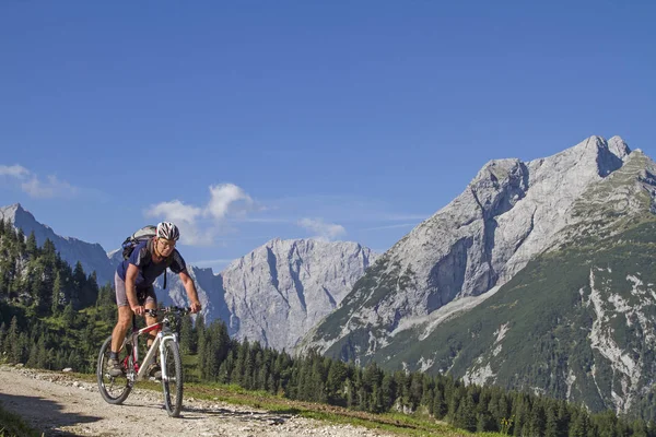 Ciclistas Montaña Camino Cabaña Plumsjoch Las Montañas Karwendel — Foto de Stock