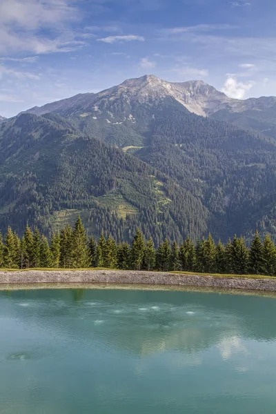 牧歌的な小さな貯水池では 冬にGrubigsteinで人気のあるスキー場を雪にするために年間を通して水が収集されます — ストック写真
