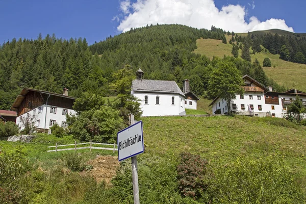 小村庄 Bichlbaechle 位于莱克塔尔阿尔卑斯山的 Stockach 山谷的尽头 — 图库照片